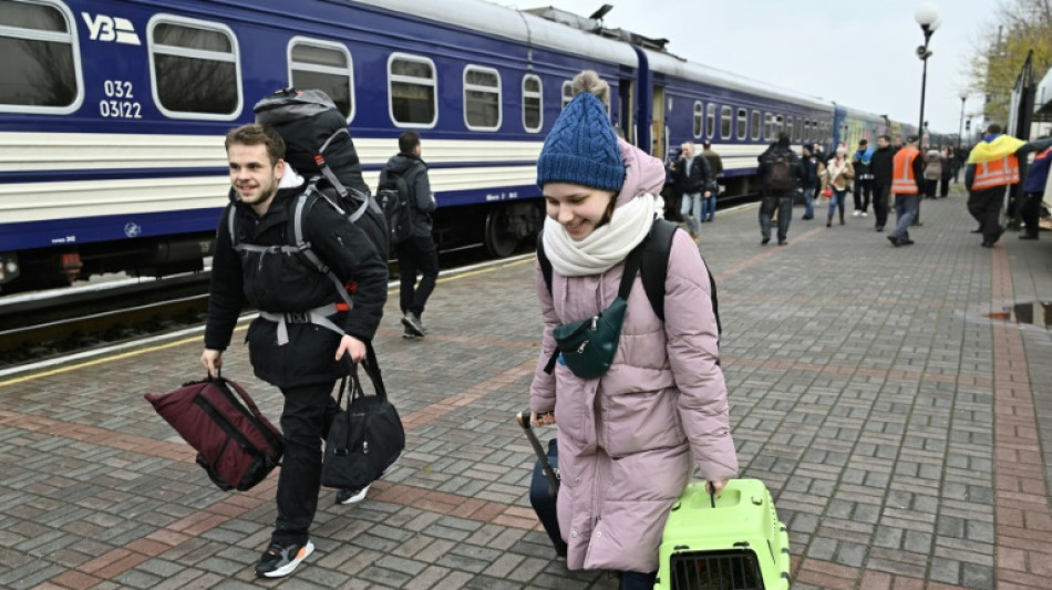 "Enfin libres!": des familles r&eacute;unies &agrave; la r&eacute;ouverture de la gare de Kherson

