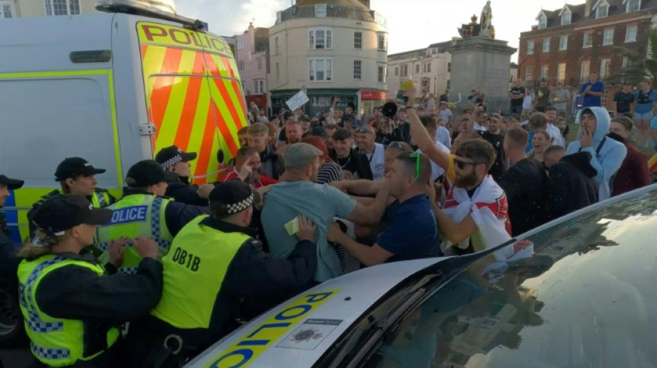 Pol&iacute;cia brit&acirc;nica em alerta para poss&iacute;veis novos dist&uacute;rbios da extrema direita