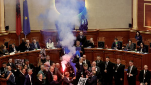 Oposi&ccedil;&atilde;o acende sinalizadores e bombas de fuma&ccedil;a no Parlamento da Alb&acirc;nia