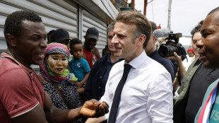 Macron quitte Mayotte après une réunion de crise sur l'archipel dévasté