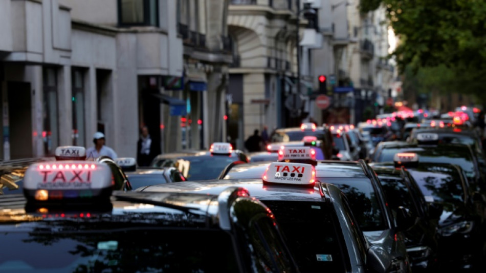 Plusieurs centaines de taxis manifestent au coeur de Paris