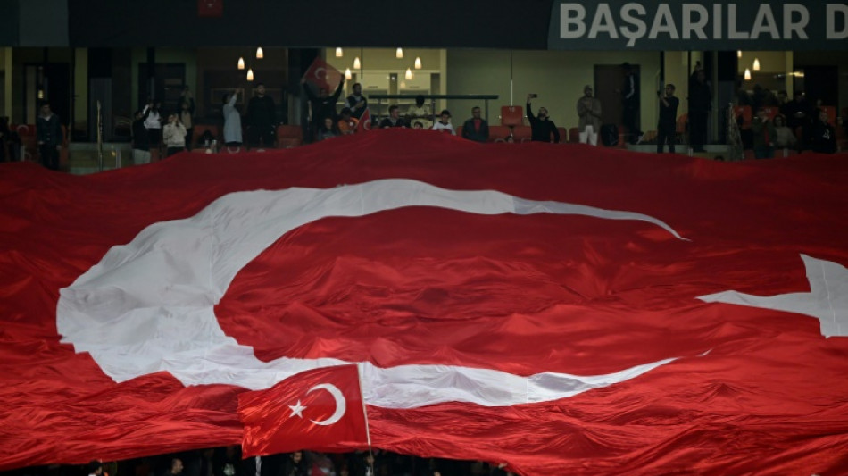 Campeonato turco &eacute; suspenso ap&oacute;s presidente de clube dar soco no rosto de &aacute;rbitro 