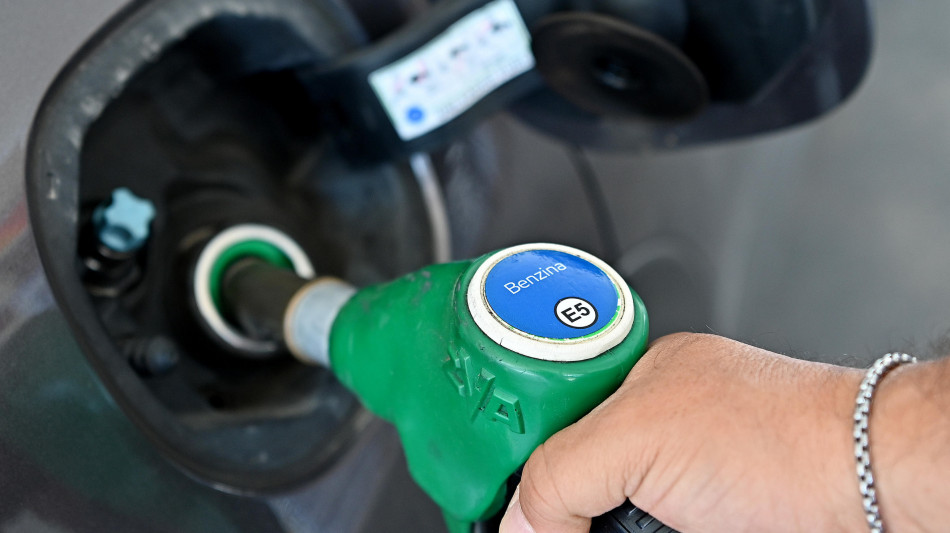 Unem, il prezzo della benzina scende e quello del gasolio cresce meno del previsto