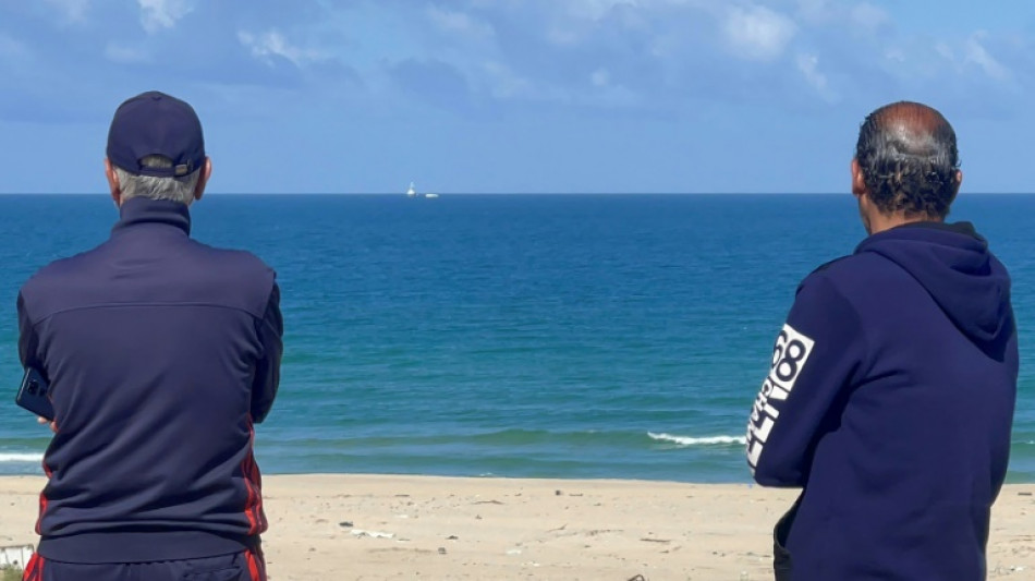 Navio de ajuda espanhol vis&iacute;vel na costa de Gaza