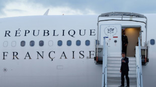 Macron chega &agrave; Nova Caled&ocirc;nia para tentar restaurar a calma ap&oacute;s dist&uacute;rbios