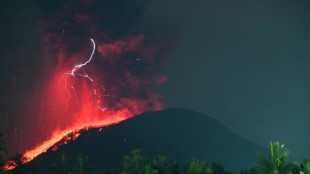 El volc&aacute;n Ibu de Indonesia entra de nuevo en erupci&oacute;n 