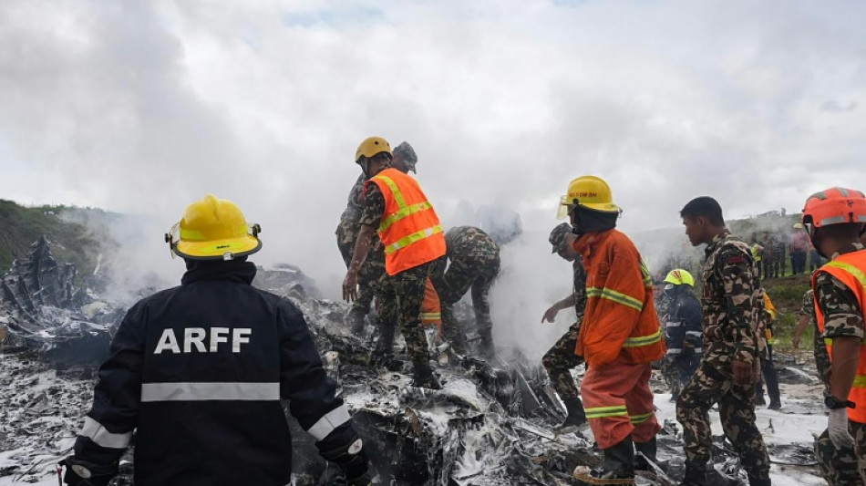 Dezoito pessoas morrem em acidente de avi&atilde;o no Nepal, apenas piloto sobrevive