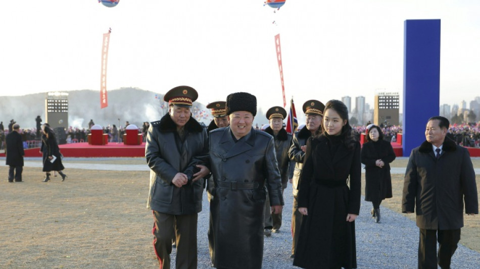 El l&iacute;der norcoreano presenta casas para familias de soldados ca&iacute;dos ayudando a Rusia