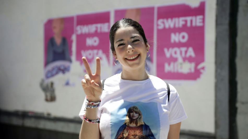 Argentine: aux pieds de Taylor Swift, "bracelets d'amiti&eacute;" et consignes de vote
