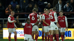 Bruno Guimar&atilde;es perde p&ecirc;nalti e Arsenal cai na Copa da Liga contra Fleetwood&nbsp;Town