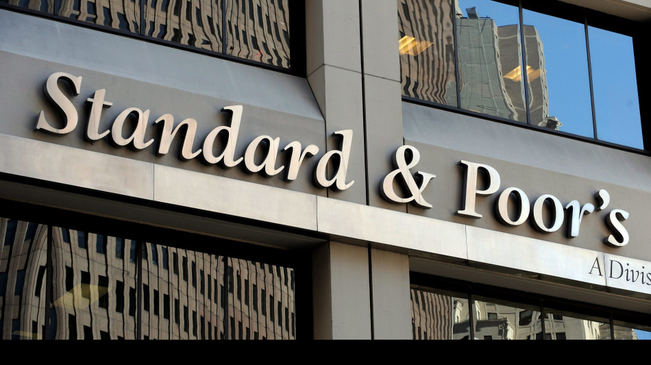 S&P alza a positivo l'outlook di UniCredit, Intesa Sanpaolo, Fineco e Mediolanum