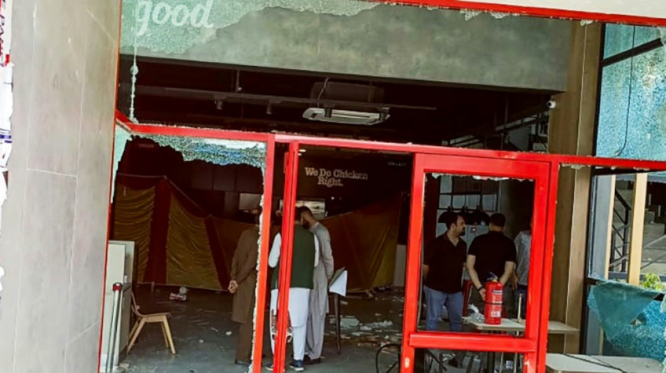 Dezenas de detidos ap&oacute;s inc&ecirc;ndio de KFC em manifesta&ccedil;&atilde;o pr&oacute;-Palestina no Paquist&atilde;o