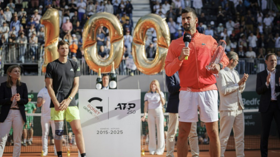 Djokovic conquista 100&ordm; t&iacute;tulo da carreira na v&eacute;spera de Roland Garros