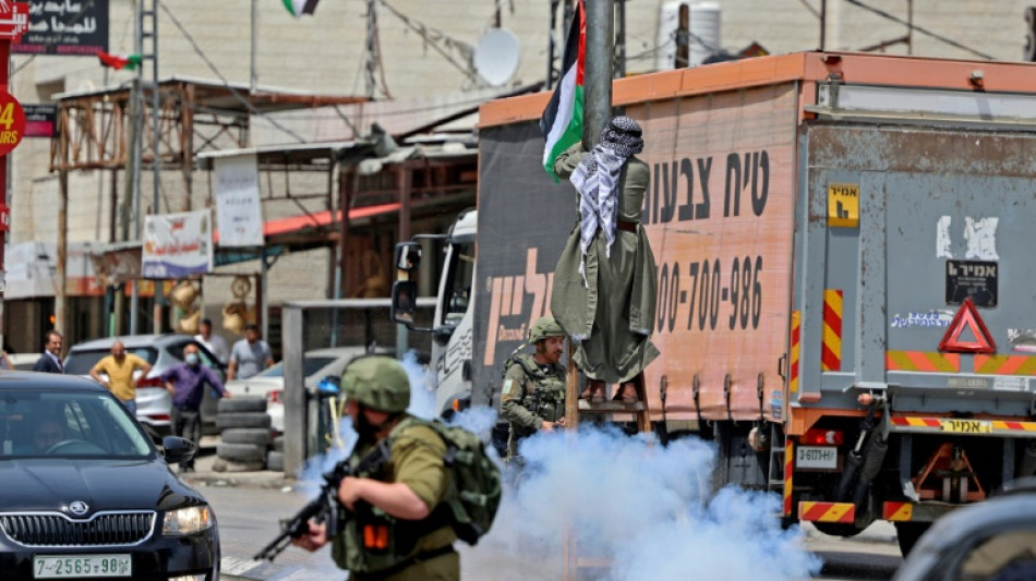 Israel&iacute;es y palestinos, inmersos en una "guerra de banderas"