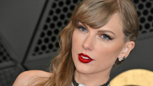 M&uacute;sica de Taylor Swift transforma pub de Londres em point de f&atilde;s da cantora