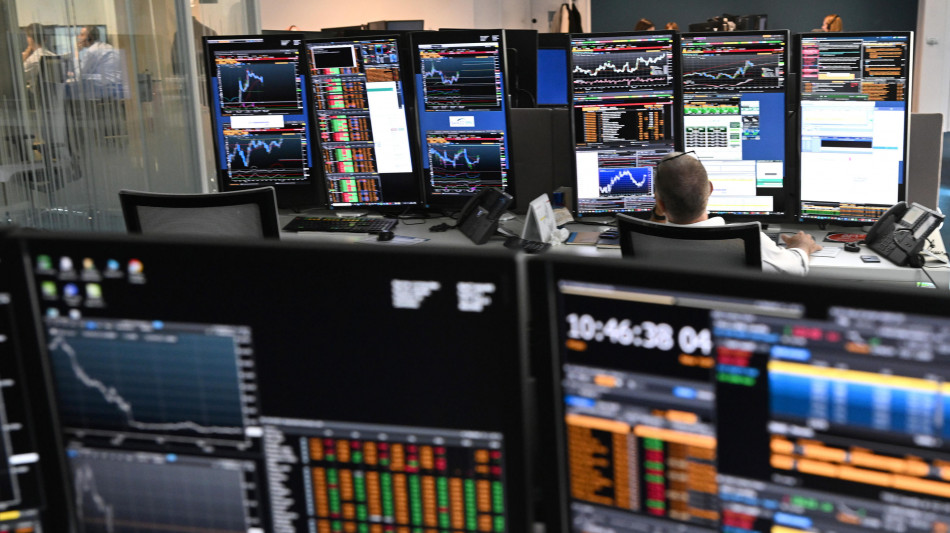 Borsa: Milano in calo con banche e difesa, in luce Ferrari