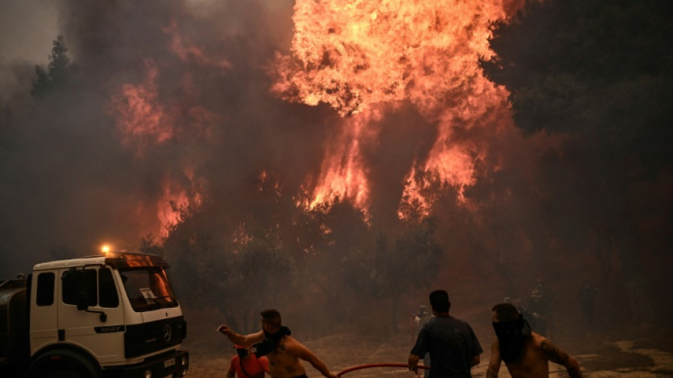 Gr&egrave;ce: Ath&egrave;nes se r&eacute;veille dans la fum&eacute;e au cinqui&egrave;me jour de  multiples incendies