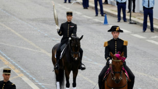 Paris recebe tocha ol&iacute;mpica em 'Dia da Bastilha', data marcada pela festa nacional da Fran&ccedil;a