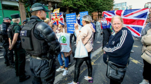 Dez policiais feridos ap&oacute;s confrontos com jovens republicanos na Irlanda do Norte