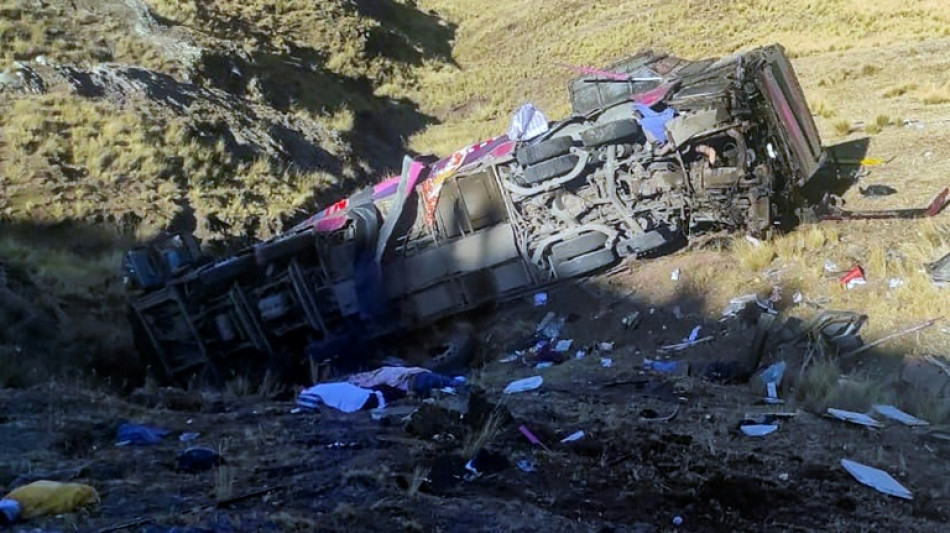 Pelo menos 26 mortos ap&oacute;s queda de &ocirc;nibus em abismo no Peru