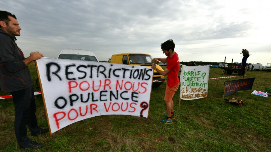 Manifestation contre les m&eacute;gabassines: violents heurts, 61 gendarmes et 30 manifestants bless&eacute;s