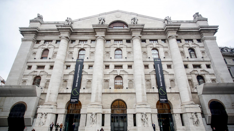 Borsa: Milano amplia il calo (-0,7%), pesano Buzzi e Moncler, sprint di Stm