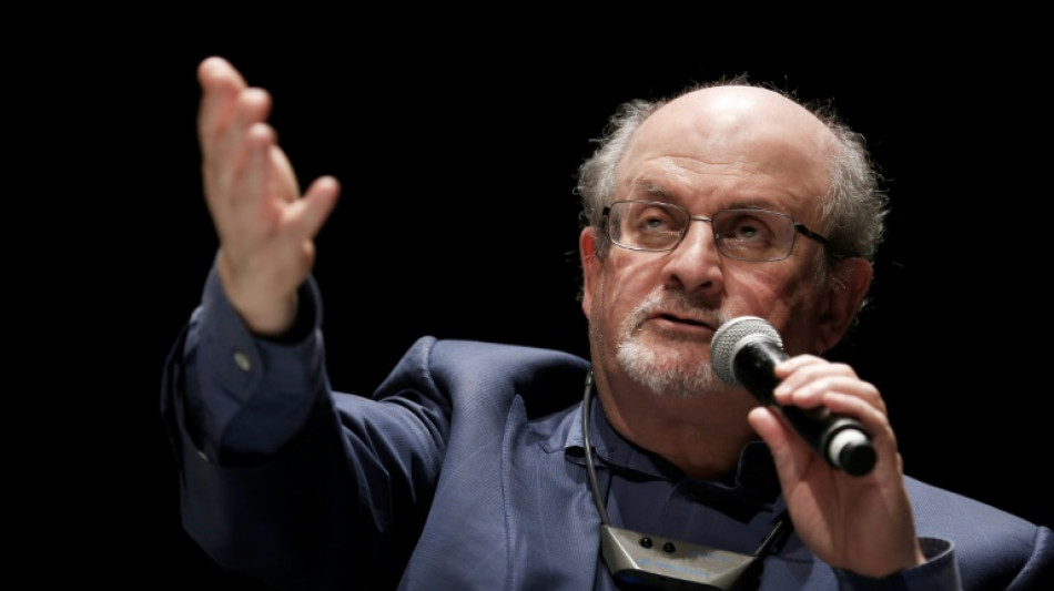 L'auteur britannique Salman Rushdie attaqu&eacute; sur sc&egrave;ne dans l'Etat de New York