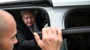 Fundador do WikiLeaks retoma vida de 'homem livre' na Austr&aacute;lia
