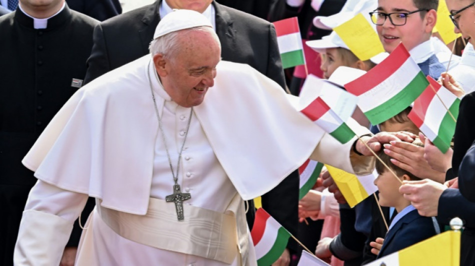 El papa llega a la Hungr&iacute;a de Orb&aacute;n para una visita de tres d&iacute;as