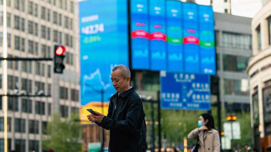 Borsa: Shanghai chiude a -0,39%, Shenzhen a -0,47%