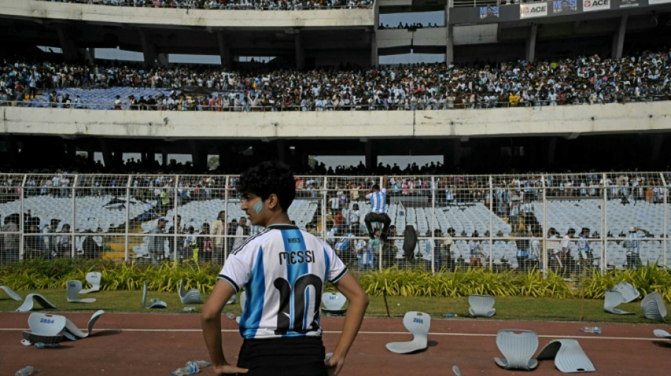 Visita de Messi a est&aacute;dio na &Iacute;ndia termina com tumulto entre torcedores