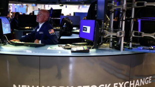 Wall Street &eacute;volue dans le rouge, plie sous le poids des taux obligataires