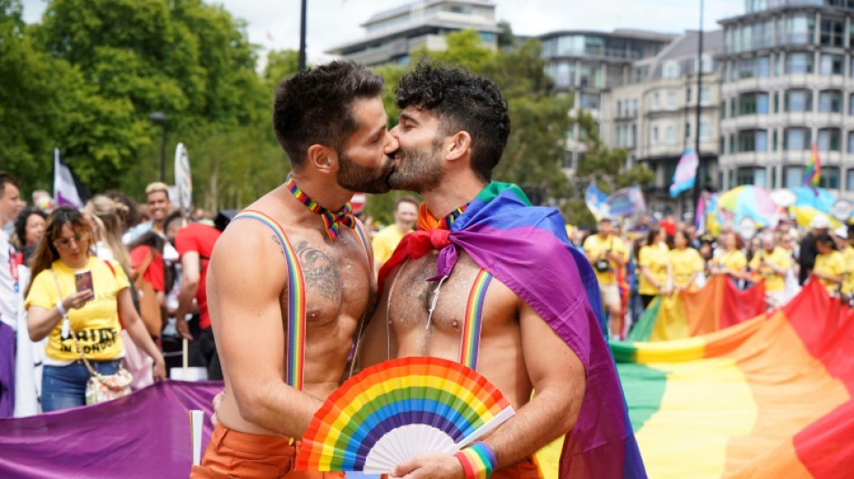 Multitud arcoíris en la Marcha del Orgullo en Londres