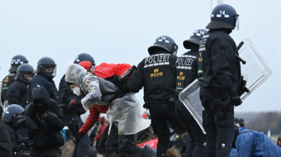 Allemagne: 70 policiers bless&eacute;s dans une manifestation contre l'extension d'une mine de charbon