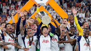 Ap&oacute;s 41 anos, Tottenham conquista seu 3&ordm; t&iacute;tulo europeu