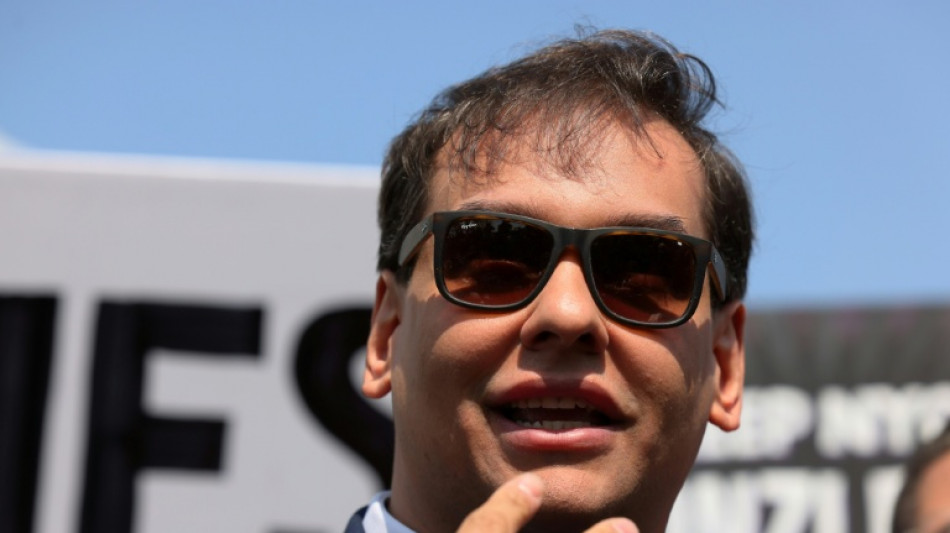 El excongresista de EEUU George Santos sale libre después de que Trump conmutara su sentencia