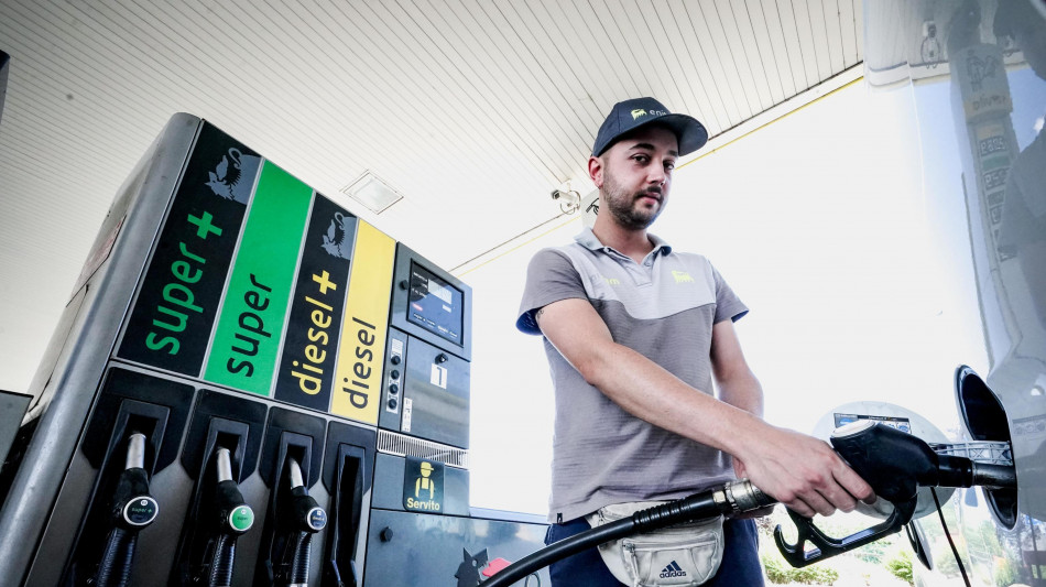 Effetto accise sui carburanti, il gasolio supera la benzina