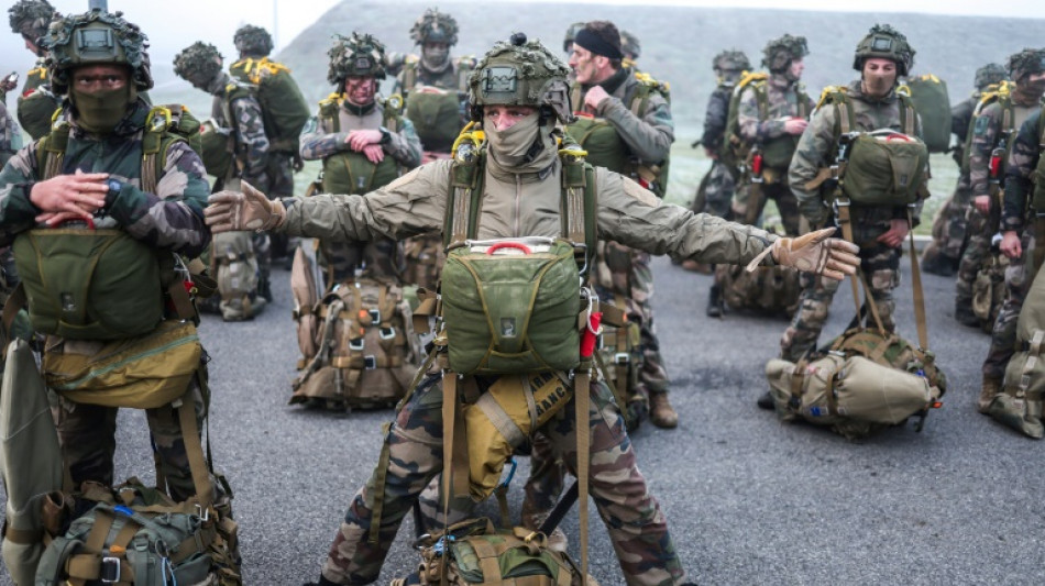 Les "paras" fran&ccedil;ais &agrave; l'assaut contre un coriace ennemi fictif 