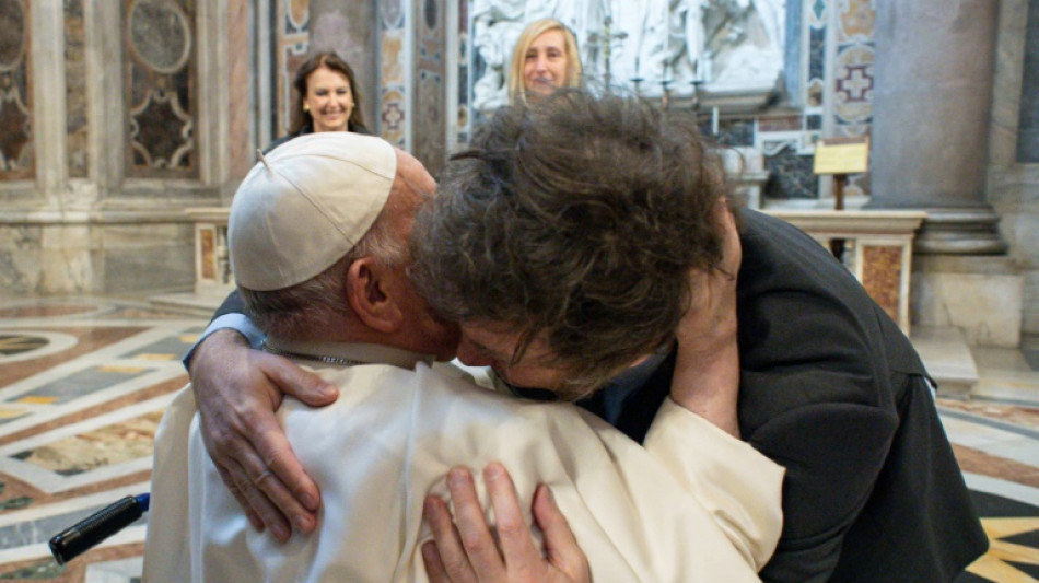 Papa Francisco e Milei se abra&ccedil;am no Vaticano