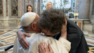 Papa Francisco e Milei se abra&ccedil;am no Vaticano
