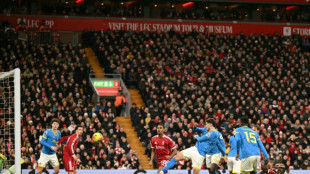 Liverpool demite auxiliar de jogadas de bola parada