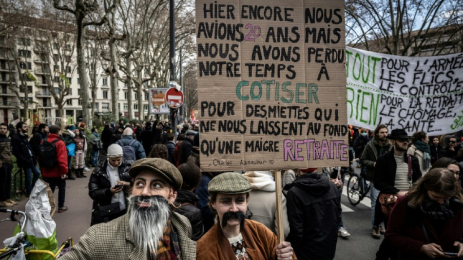 Retraites: moins de gr&eacute;vistes mardi dans la plupart des secteurs