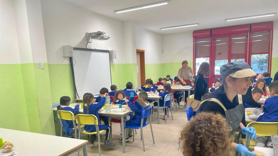 Calo alunni e smart working, meno pasti serviti nelle mense