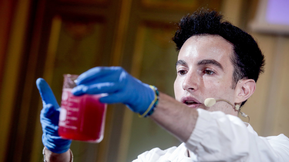 Lo scienziato che spiega ai bambini la chimica e i cosmetici