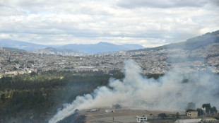 Bomberos combaten por aire incendio forestal en la capital de Ecuador