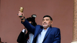 Maradona com&iacute;a poco y pasaba postrado en cama, revela un custodio en el juicio por la muerte del &iacute;dolo