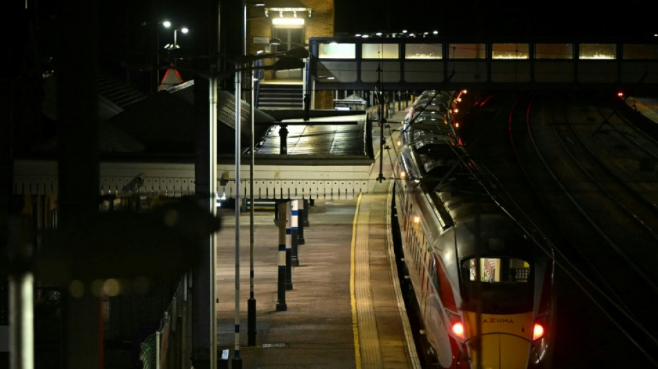 Reino Unido investiga el ataque con arma blanca que dejó 10 heridos en un tren
