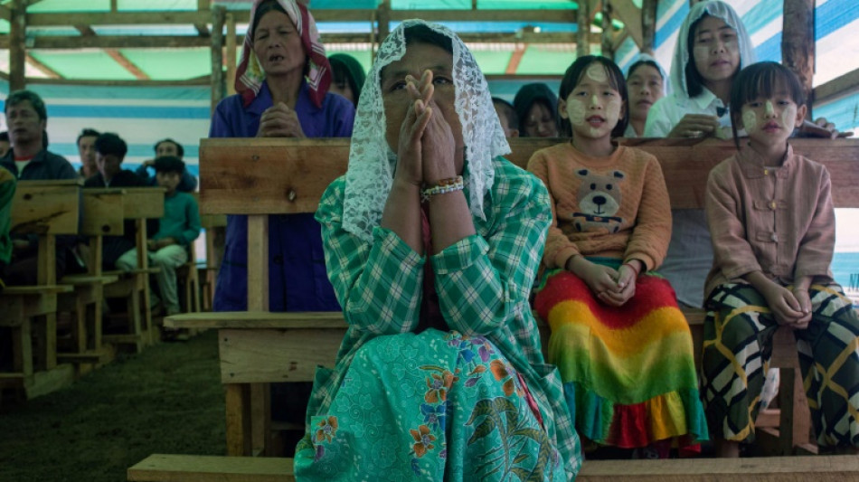 Birmanie: dans des camps de d&eacute;plac&eacute;s, des pri&egrave;res pour &eacute;chapper au conflit