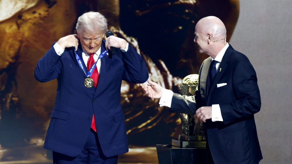 Infantino a Davos incontra big economia, Trump lo saluta come "re del calcio"