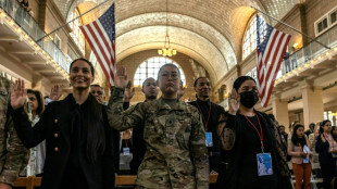 "Ma place est ici": de nouveaux citoyens am&eacute;ricains pr&ecirc;tent serment &agrave; Ellis Island